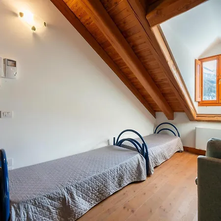 Attic Historic Building With Air Conditioning 公寓